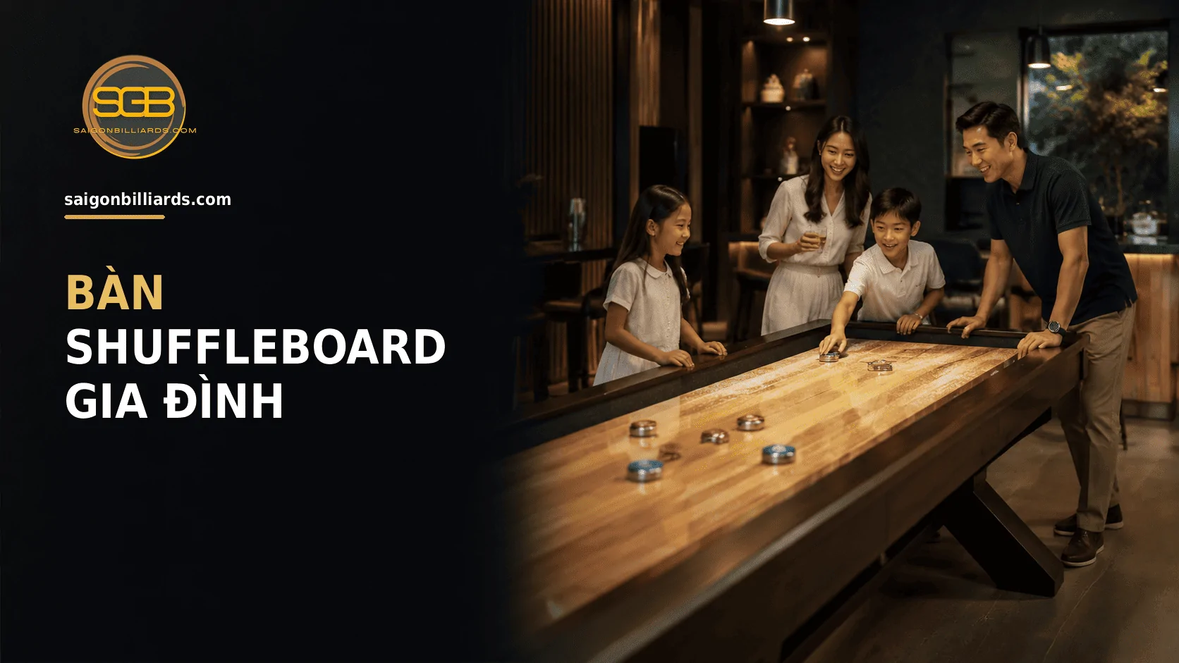 gia đ&igrave;nh chơi shuffleboard trong ph&ograve;ng giải tr&iacute; tại nh&agrave;