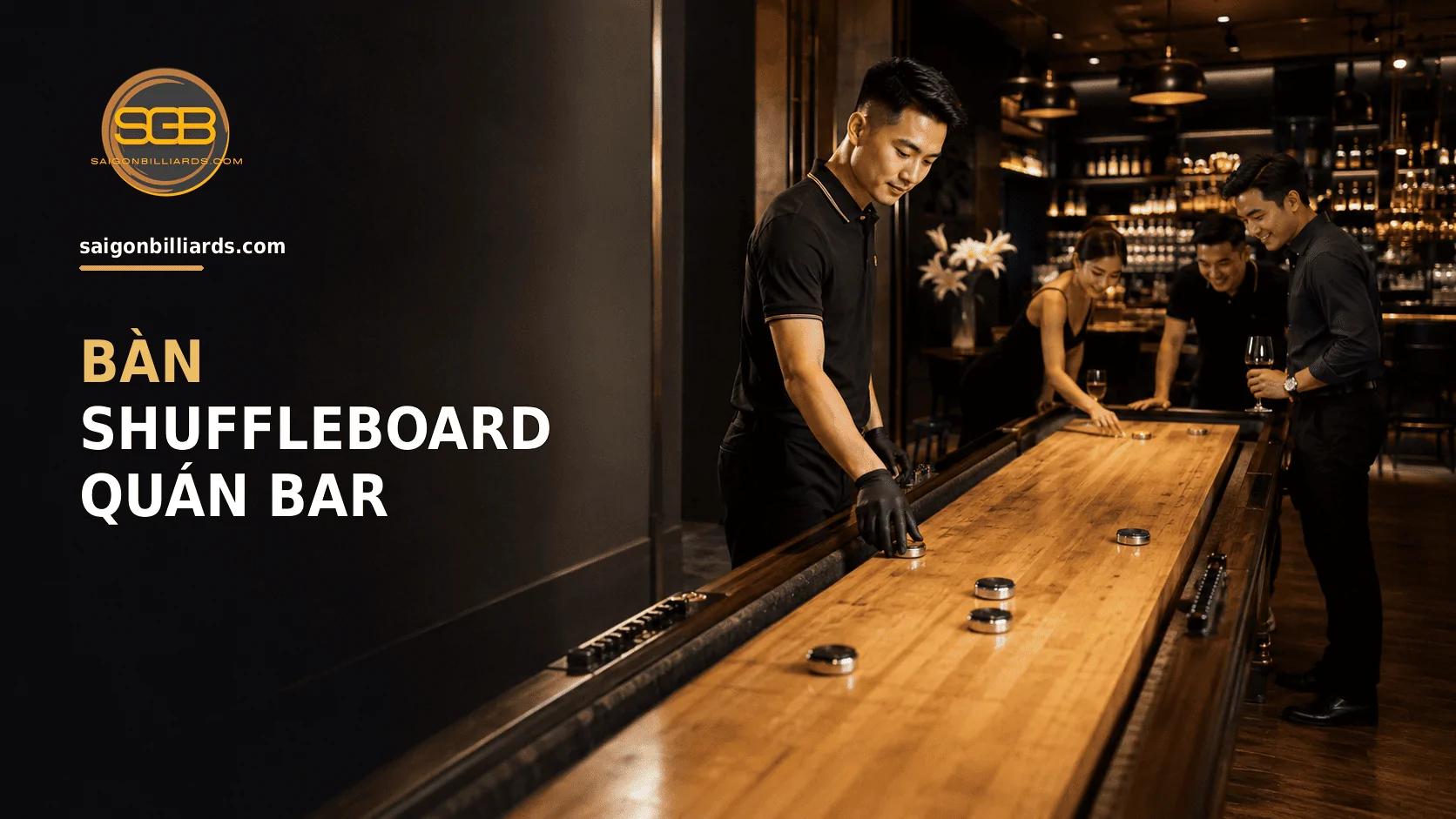 kh&aacute;ch chơi shuffleboard tại qu&aacute;n bar được bố tr&iacute; chuy&ecirc;n nghiệp