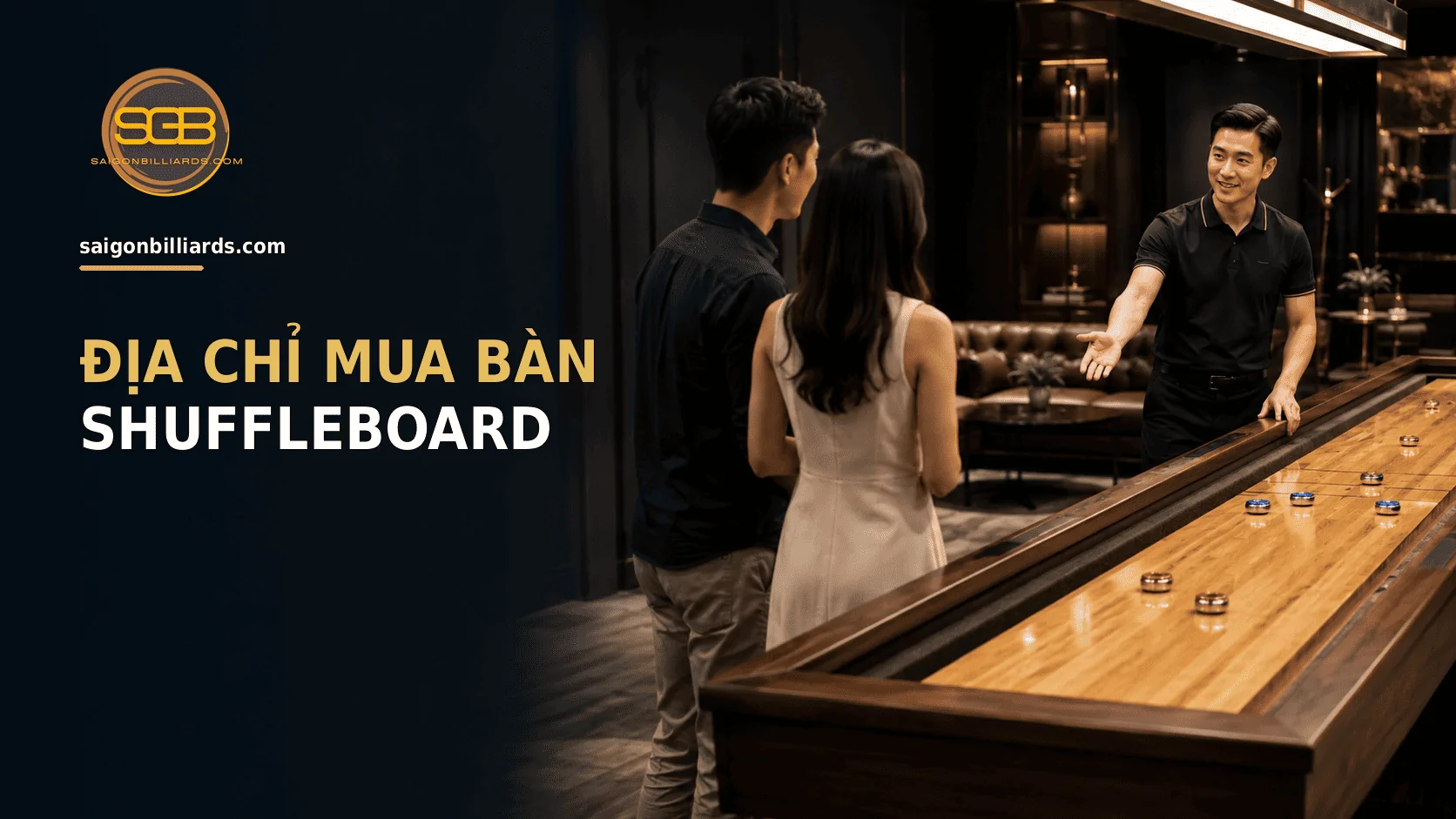 nh&acirc;n vi&ecirc;n tư vấn kh&aacute;ch h&agrave;ng đ&aacute;nh gi&aacute; b&agrave;n shuffleboard v&agrave; dịch vụ đi k&egrave;m